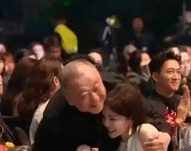 ​24岁白鹿遭导演强抱陪笑，盘点娱乐圈女星被咸猪手现场