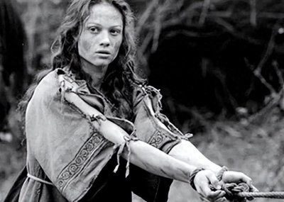 ​少见的真实照片:西藏女奴给孩子喂奶，被贵族老头迫害的小女奴!