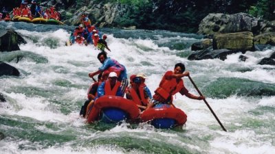 ​一入东江定湿身：湖南郴州东江漂流被誉“中国生态旅游第一漂”