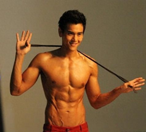 肌肉猛男！那些身材喷血的男明星