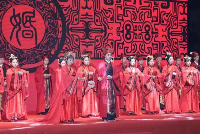 中式凤冠霞帔婚纱照（古装婚船......金山这里的水乡婚礼甜蜜又浪漫）(8)