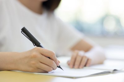 ​校医性骚扰被拘！猥亵学生该如何处罚？