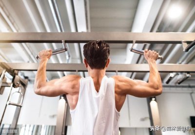 ​原来引体向上的正确姿势是这样的，怪不得没进步都因为错的太多