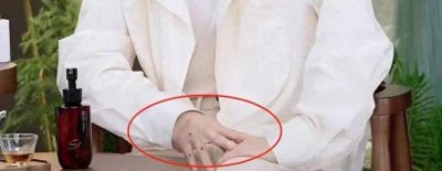 ​鹿晗手生烂疮被疑染病？和关晓彤传出婚讯，与邓超在泳池亲密互动