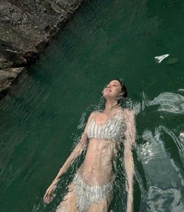 ​欧阳娜娜泳装照轰动全网！美丽与才华并存，网友：谁能不爱？