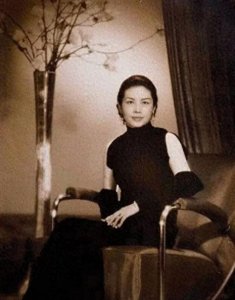 ​52年，潘素罕见留影，那年她37岁，体态丰盈，面孔白皙，风姿卓绝