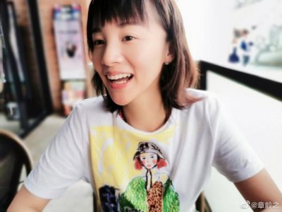 ​章龄之晒生活照状态超好 网友：照片一定是龙哥拍的