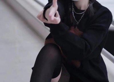 ​【风格独特】水瓶座女生床上表演，酷炫又性感！