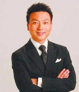 ​康辉妻子原来是她？老婆气质不输董卿，低调恩爱多年