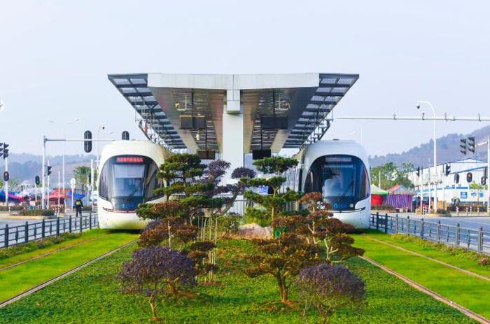 光谷有轨电车1岁了  将增17辆列车缩短发车间隔