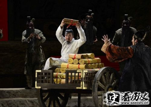 焚书的主张是谁发起的？