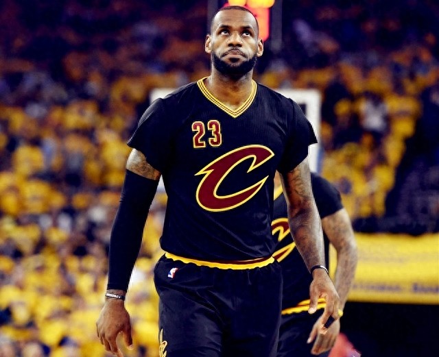 2K17现役最强十人：勇士4将入选，哈登末位，詹皇力压群雄！