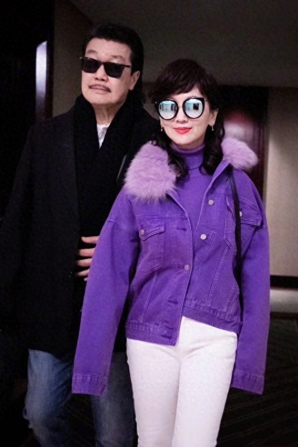 64岁赵雅芝芭比粉口红涂上唇,直接成为焦点