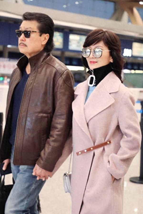 64岁赵雅芝芭比粉口红涂上唇,直接成为焦点