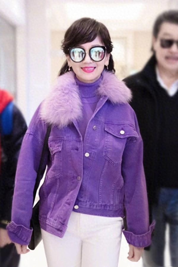 64岁赵雅芝芭比粉口红涂上唇,直接成为焦点