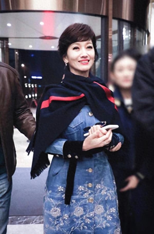 64岁赵雅芝芭比粉口红涂上唇,直接成为焦点