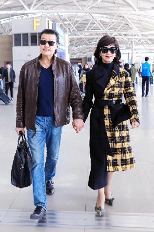 64岁赵雅芝芭比粉口红涂上唇,直接成为焦点