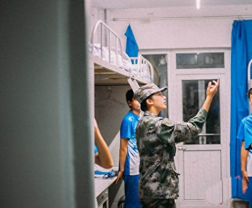 大一军训最美女教官，迷彩加颜值英姿飒爽