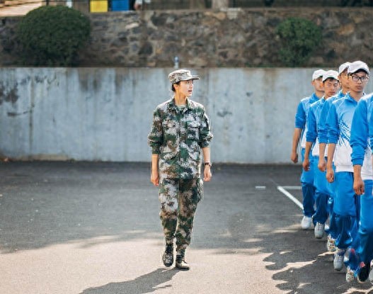 大一军训最美女教官，迷彩加颜值英姿飒爽