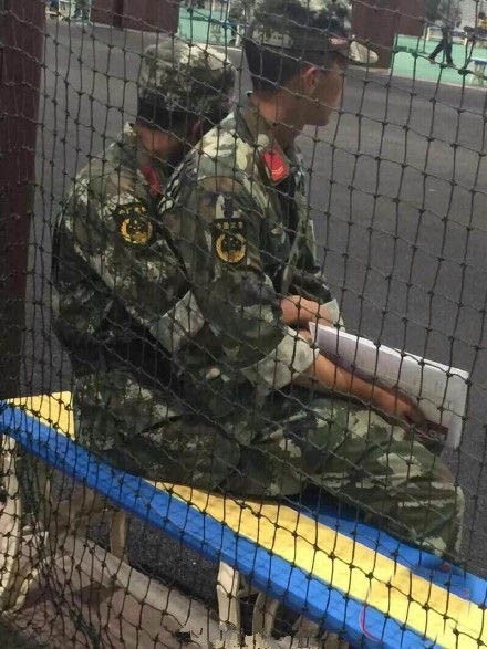 大一军训最美女教官，迷彩加颜值英姿飒爽