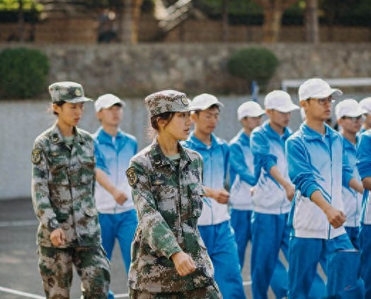 大一军训最美女教官，迷彩加颜值英姿飒爽