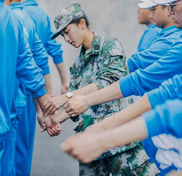 大一军训最美女教官，迷彩加颜值英姿飒爽