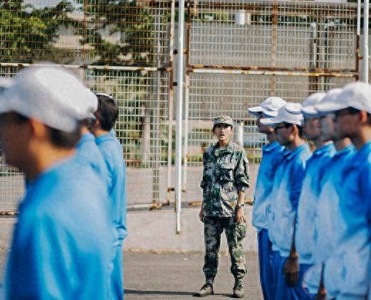大一军训最美女教官，迷彩加颜值英姿飒爽