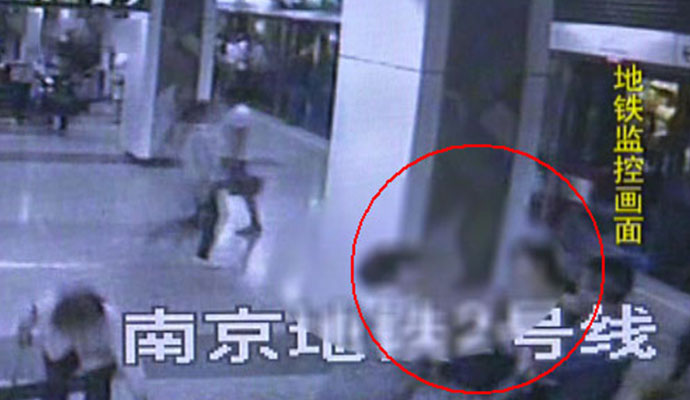 陌生女子相遇就打