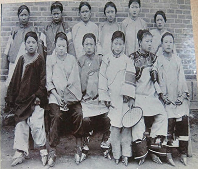 清朝青楼女子照:图七是一代名妓结局可悲,图八女子陪富商打麻将