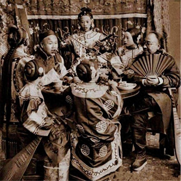 清朝青楼女子照:图七是一代名妓结局可悲,图八女子陪富商打麻将