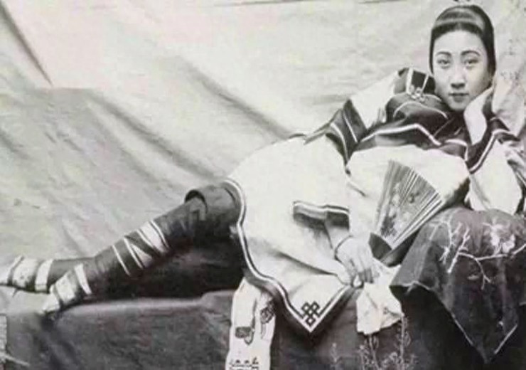 清朝青楼女子照:图七是一代名妓结局可悲,图八女子陪富商打麻将