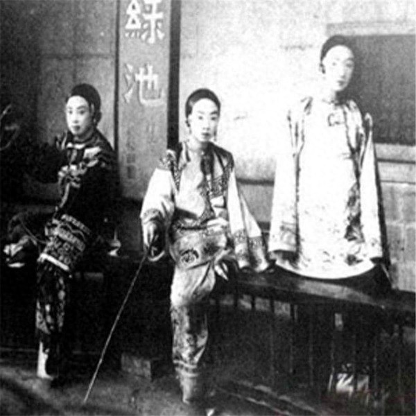 清朝青楼女子照:图七是一代名妓结局可悲,图八女子陪富商打麻将