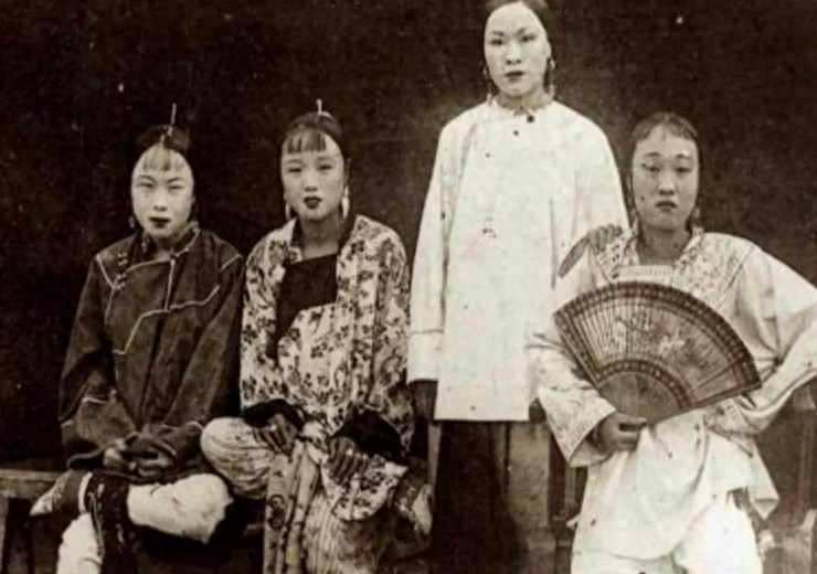 清朝青楼女子照:图七是一代名妓结局可悲,图八女子陪富商打麻将