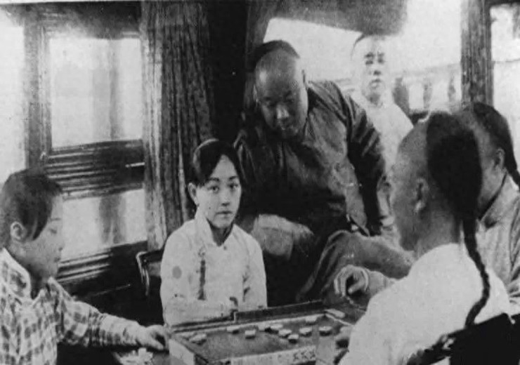 清朝青楼女子照:图七是一代名妓结局可悲,图八女子陪富商打麻将