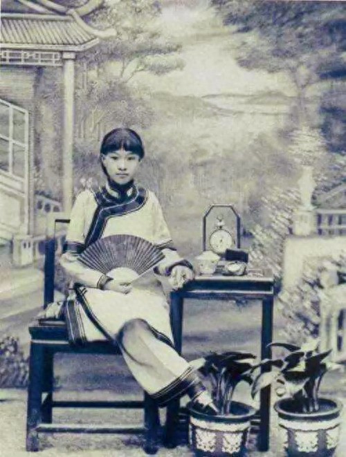 清朝青楼女子照:图七是一代名妓结局可悲,图八女子陪富商打麻将