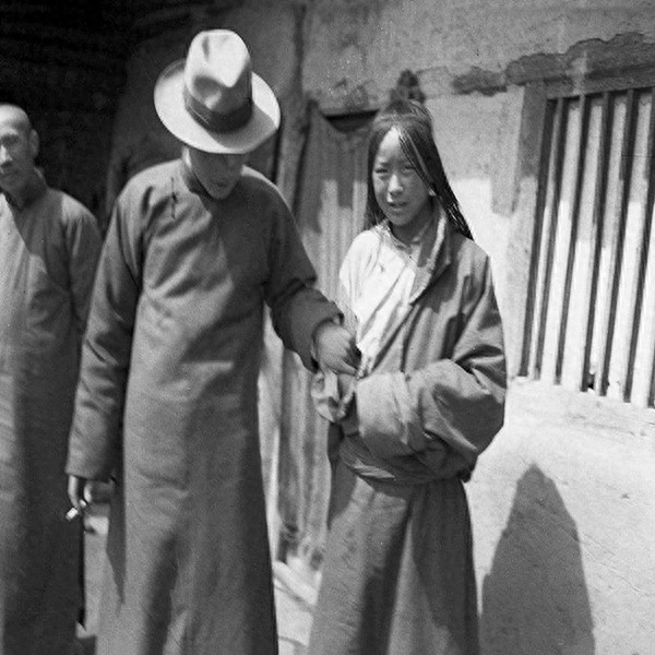 清朝青楼女子照:图七是一代名妓结局可悲,图八女子陪富商打麻将