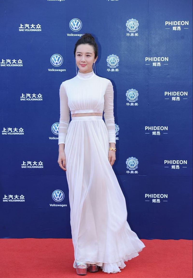 李依晓暴奶照片（李依晓胖了更丰满一袭白裙难掩玲珑身材）