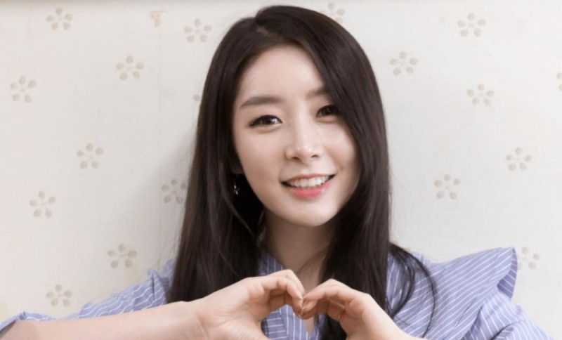 李依晓暴奶照片（李依晓胖了更丰满一袭白裙难掩玲珑身材）