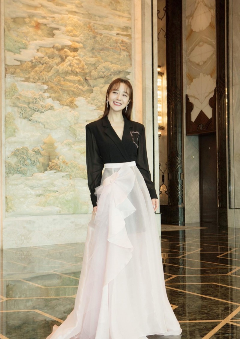 李依晓暴奶照片（李依晓胖了更丰满一袭白裙难掩玲珑身材）