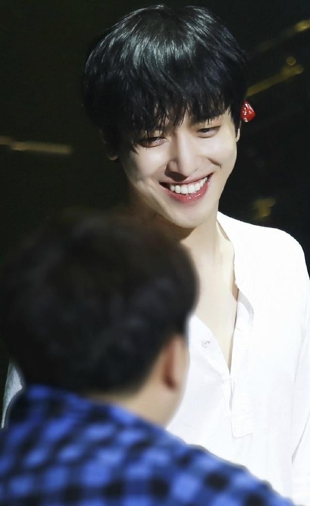 秦奋他家干什么的（秦奋和父亲秦嗣新合照）