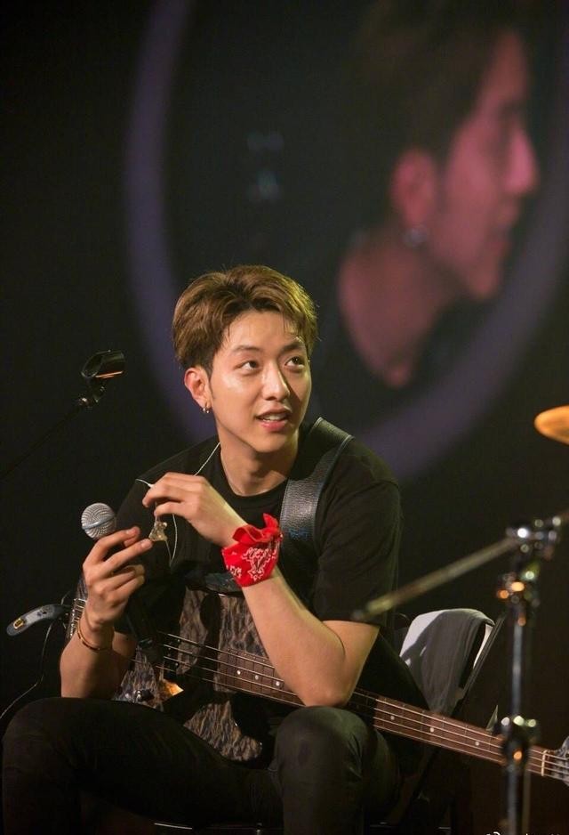 秦奋他家干什么的（秦奋和父亲秦嗣新合照）