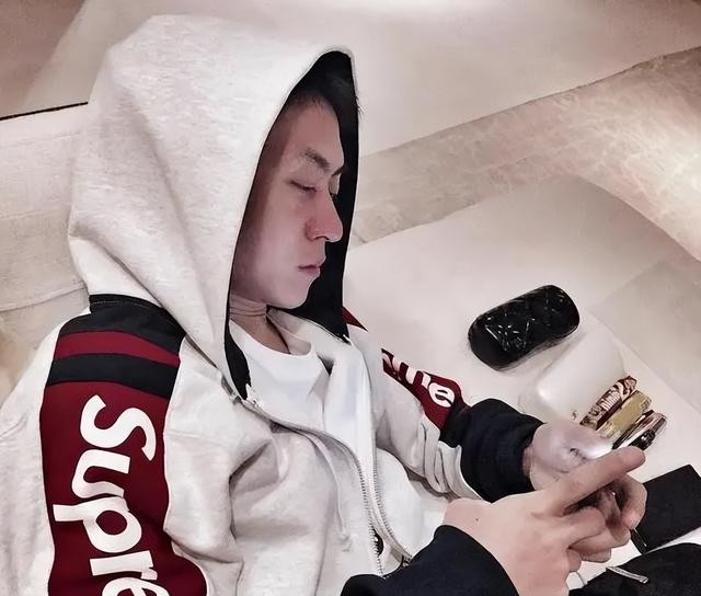 秦奋他家干什么的（秦奋和父亲秦嗣新合照）