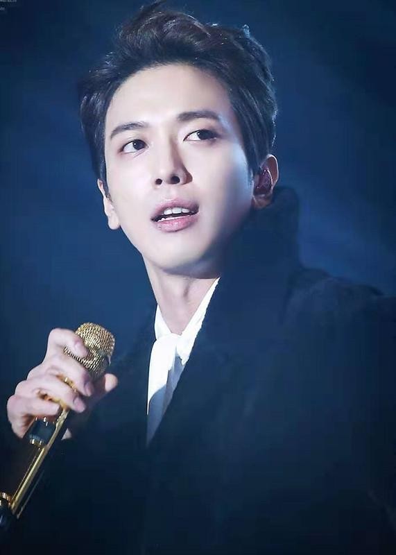 秦奋他家干什么的（秦奋和父亲秦嗣新合照）