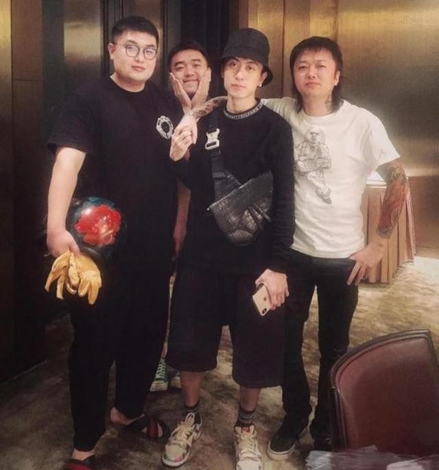 秦奋他家干什么的（秦奋和父亲秦嗣新合照）