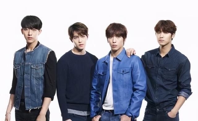 秦奋他家干什么的（秦奋和父亲秦嗣新合照）