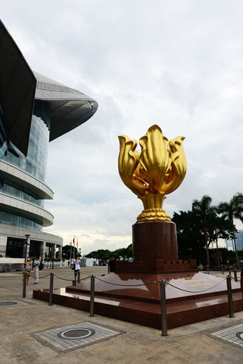 这座高6米的铜像被称为永远盛开的紫荆花，寓意香港永远繁荣昌盛