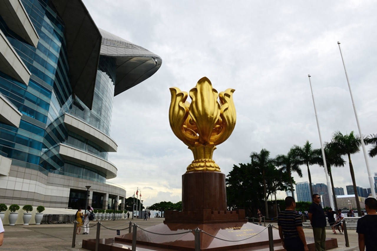 这座高6米的铜像被称为永远盛开的紫荆花，寓意香港永远繁荣昌盛