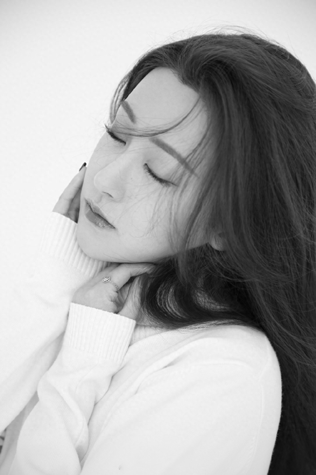 朱圣祎黑白风优雅头像图片