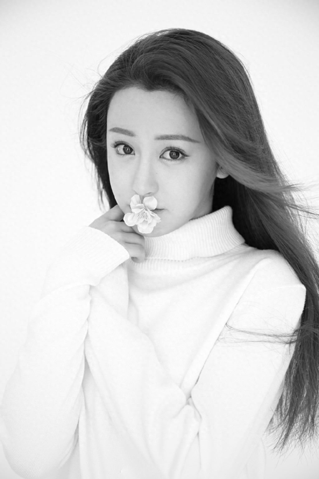 朱圣祎黑白风优雅头像图片