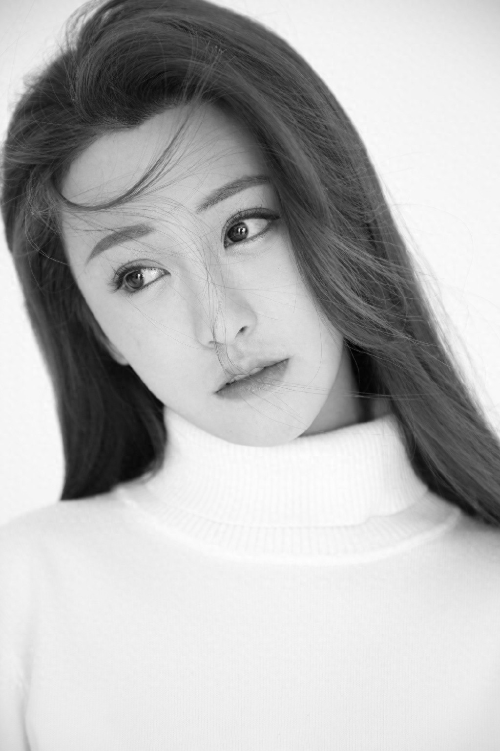 朱圣祎黑白风优雅头像图片